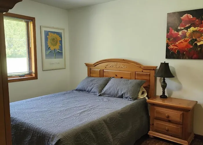 Whispering Woods Estate - Relax, Recharge, Connect - 12 Wooded Acres, 3 Bedrooms, 3 Baths, Sleeps 10 Holiday home *