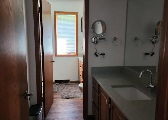 Whispering Woods Estate - Relax, Recharge, Connect - 12 Wooded Acres, 3 Bedrooms, 3 Baths, Sleeps 10 Holiday home *
