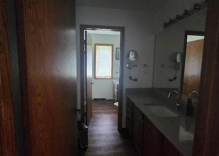 Whispering Woods Estate - Relax, Recharge, Connect - 12 Wooded Acres, 3 Bedrooms, 3 Baths, Sleeps 10 Holiday home Rockton