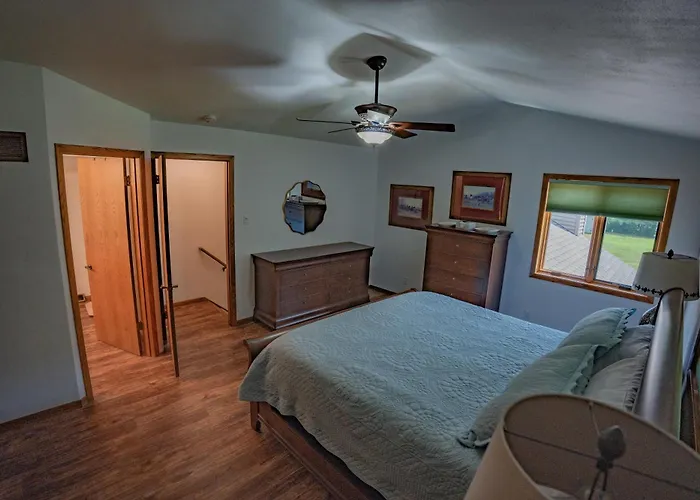 Whispering Woods Estate - Relax, Recharge, Connect - 12 Wooded Acres, 3 Bedrooms, 3 Baths, Sleeps 10 Holiday home *