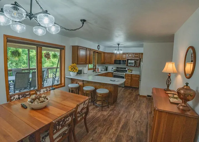 Whispering Woods Estate - Relax, Recharge, Connect - 12 Wooded Acres, 3 Bedrooms, 3 Baths, Sleeps 10 Holiday home *