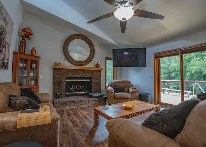 Holiday home Whispering Woods Estate - Relax, Recharge, Connect - 12 Wooded Acres, 3 Bedrooms, 3 Baths, Sleeps 10 Rockton