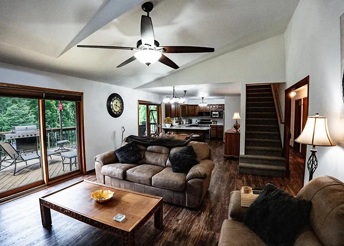 Whispering Woods Estate - Relax, Recharge, Connect - 12 Wooded Acres, 3 Bedrooms, 3 Baths, Sleeps 10 * Rockton