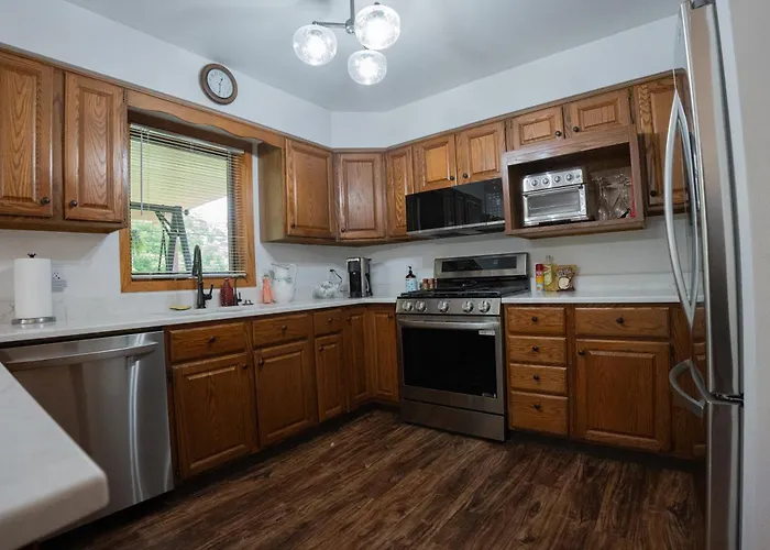Holiday home Whispering Woods Estate - Relax, Recharge, Connect - 12 Wooded Acres, 3 Bedrooms, 3 Baths, Sleeps 10 Rockton