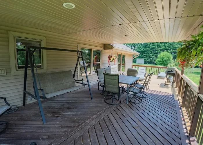 Whispering Woods Estate - Relax, Recharge, Connect - 12 Wooded Acres, 3 Bedrooms, 3 Baths, Sleeps 10 Holiday home *