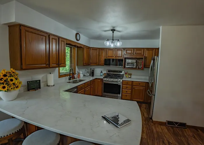 Whispering Woods Estate - Relax, Recharge, Connect - 12 Wooded Acres, 3 Bedrooms, 3 Baths, Sleeps 10 Holiday home