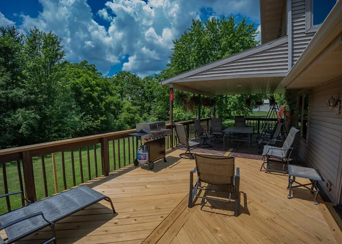 Holiday home Whispering Woods Estate - Relax, Recharge, Connect - 12 Wooded Acres, 3 Bedrooms, 3 Baths, Sleeps 10 Rockton