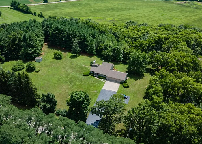 Whispering Woods Estate - Relax, Recharge, Connect - 12 Wooded Acres, 3 Bedrooms, 3 Baths, Sleeps 10 Holiday home *