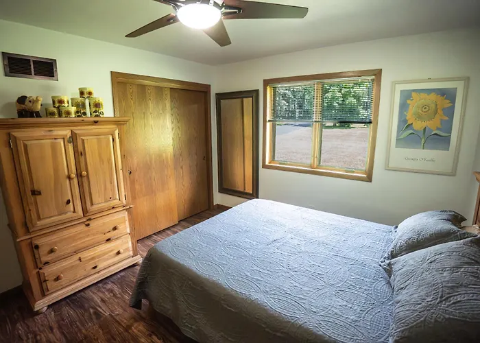 Holiday home Whispering Woods Estate - Relax, Recharge, Connect - 12 Wooded Acres, 3 Bedrooms, 3 Baths, Sleeps 10 Rockton