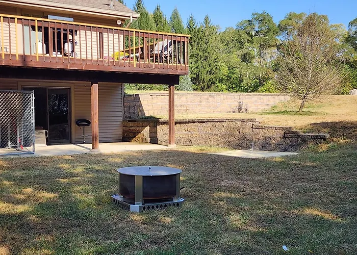 Whispering Woods Estate - Relax, Recharge, Connect - 12 Wooded Acres, 3 Bedrooms, 3 Baths, Sleeps 10 Holiday home *